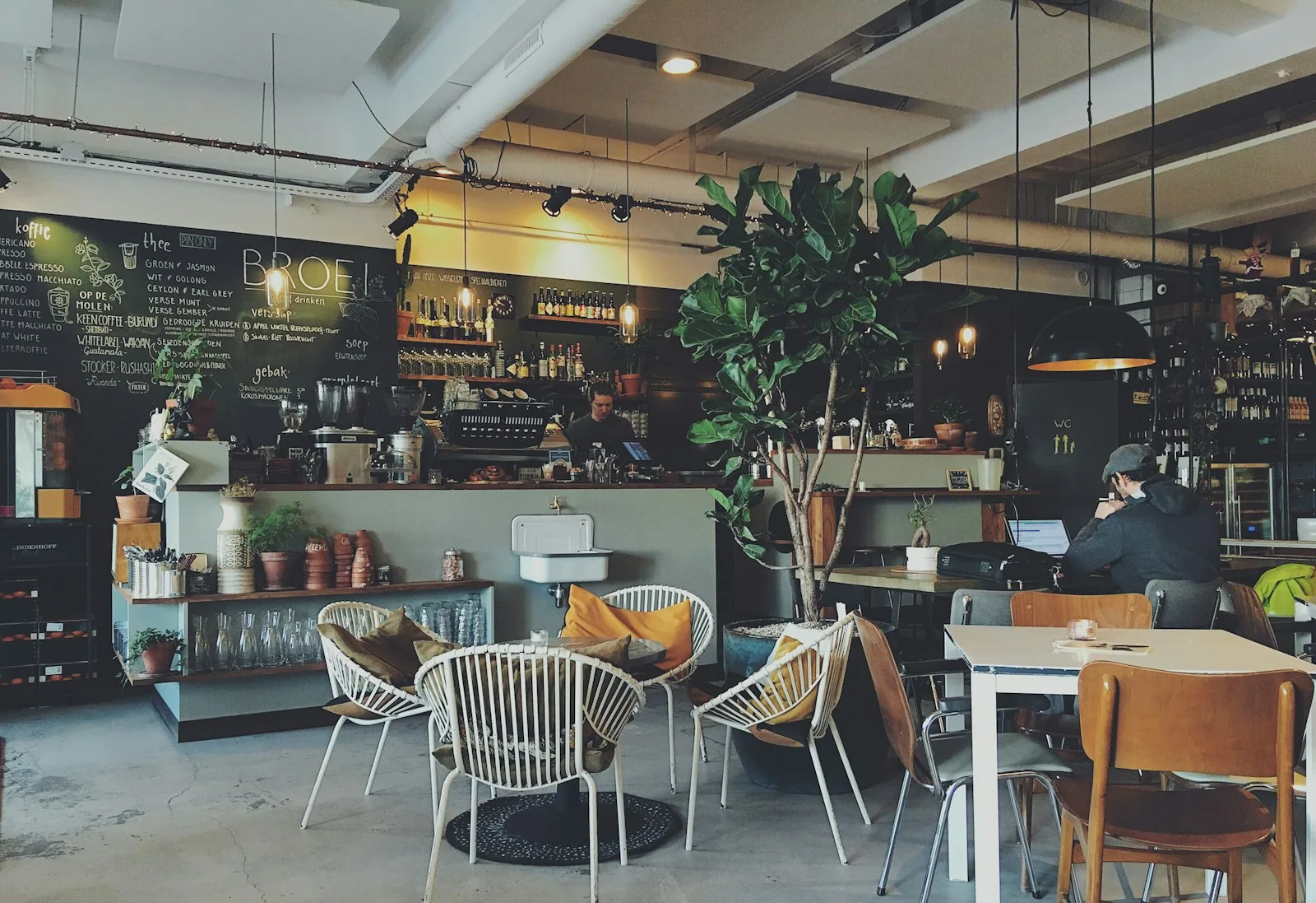 Phần mềm quản lý quán cafe: topping, thẻ và giờ cao điểm — hình minh họa bài viết
