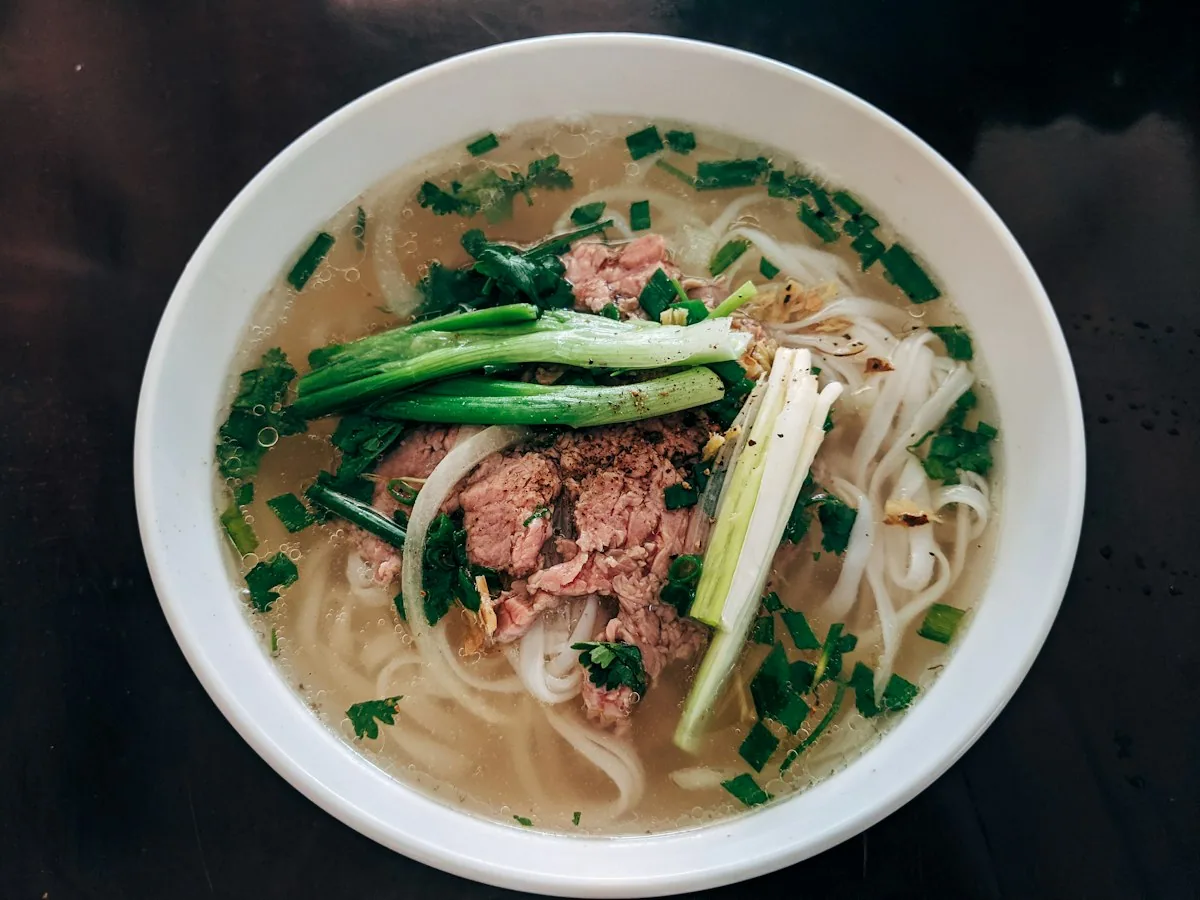 Quản lý quán phở: nước dùng, định lượng và bán buổi sáng — hình minh họa bài viết